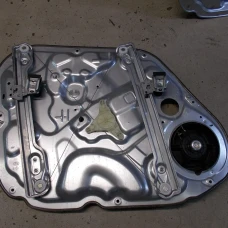 MEHANIZAM STAKLA PREDNJI DESNI Kia Venga 2012 1.4 D 824811P000