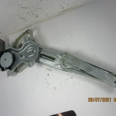 MEHANIZAM STAKLA PREDNJI DESNI Toyota Auris 2011 1.6 85701-02D10